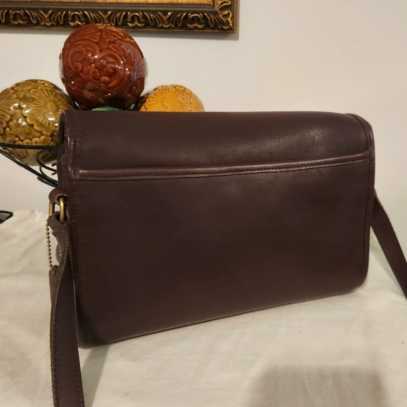 **SOLD**Coach Ridgefield - Picture 2 of 13